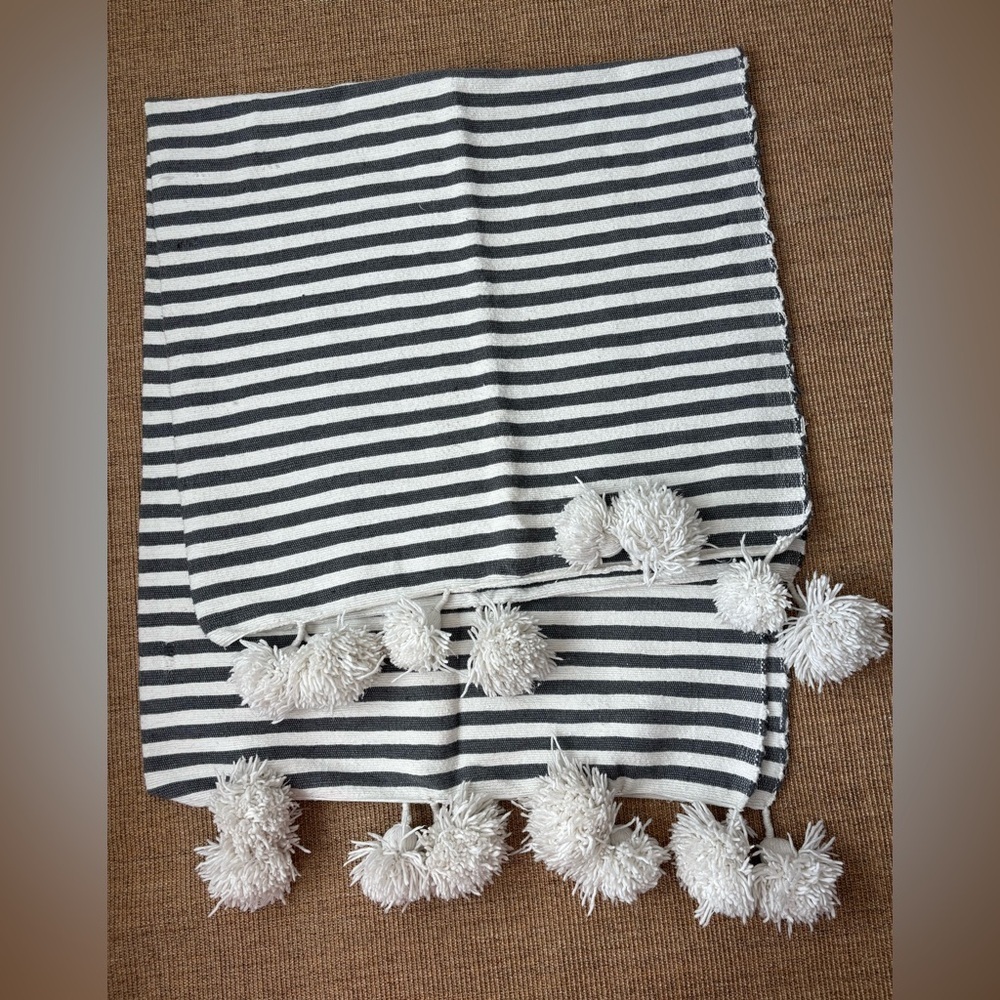 Handwoven Moroccan Soft Blanket with Pom Poms and Tassels - Boho
Throw Blanket
